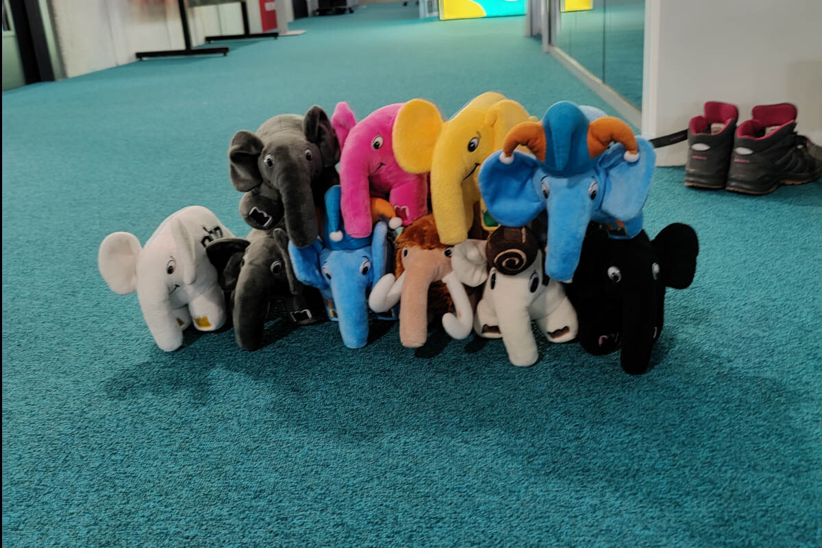 PHP Elefanten gestapelt als Pyramide auf dem Teppich PHP Elefanten gestapelt als Pyramide auf dem Teppich