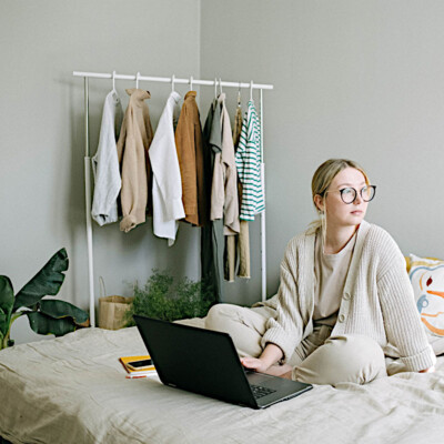 Dame sitzt mit Laptop in ihrem Bett im Schlafzimmer Dame sitzt mit Laptop in ihrem Bett im Schlafzimmer