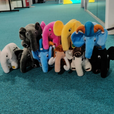 PHP Elefanten gestapelt als Pyramide auf dem Teppich PHP Elefanten gestapelt als Pyramide auf dem Teppich