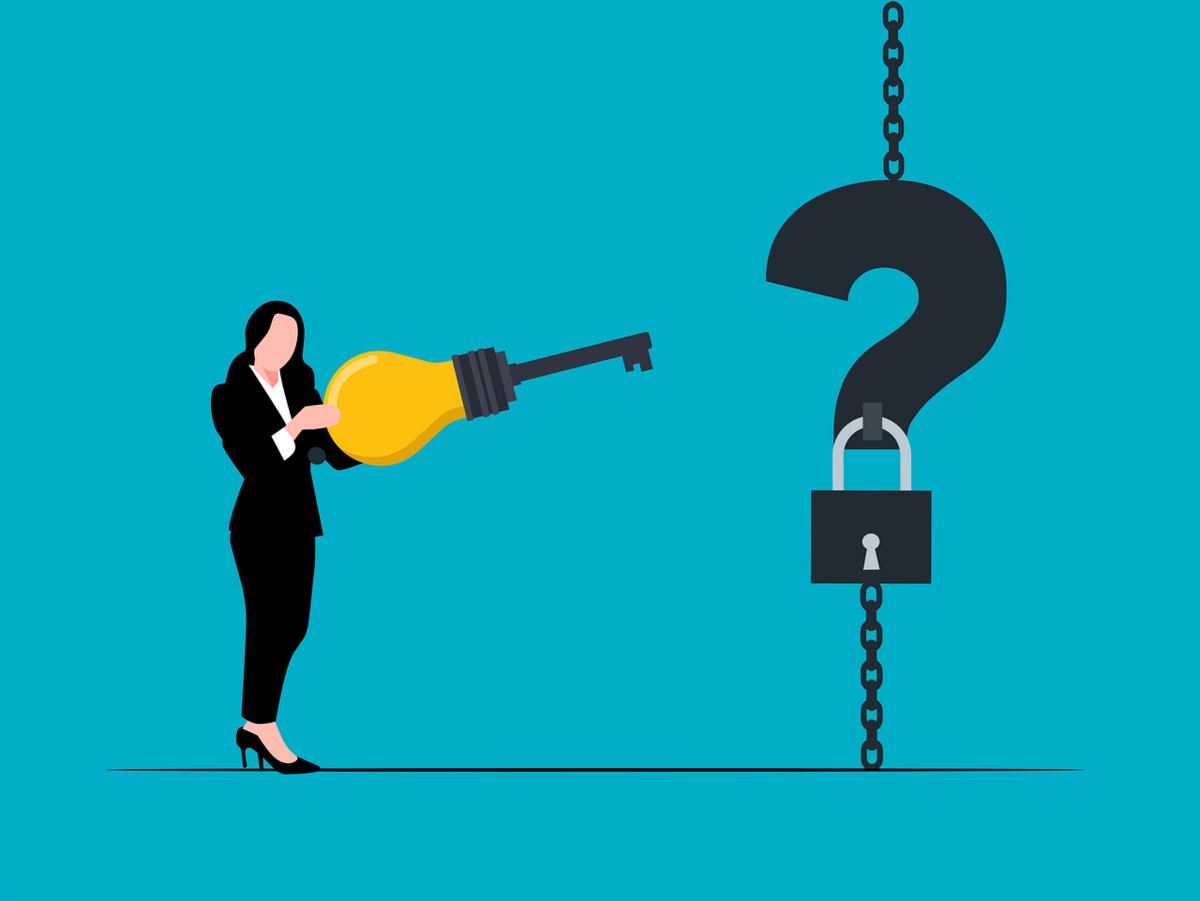 Clipart Frau mir sehr großem Schlüssel vor einem Fragezeichen mit Schloss für 8 Strategien für Employer Branding